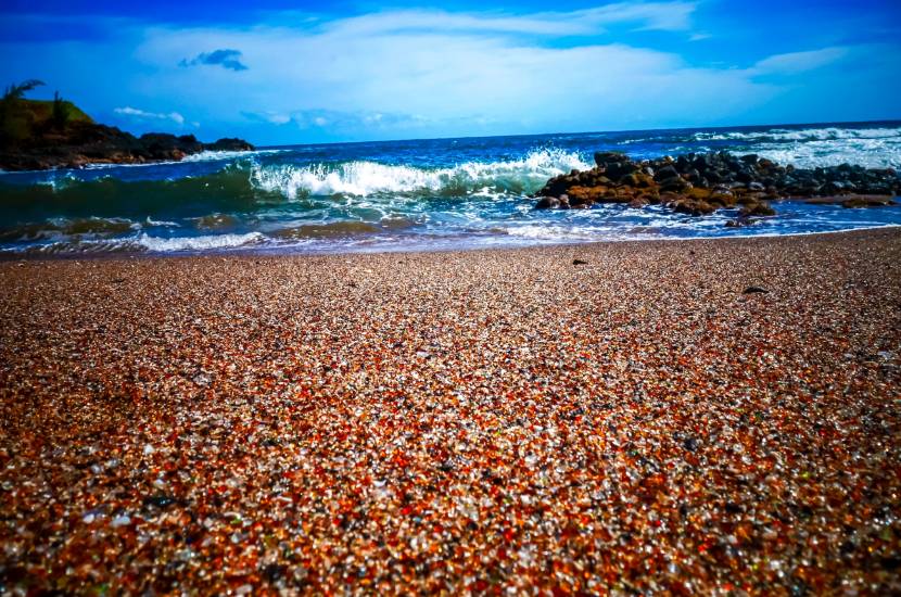 Co można zwiedzać na Hawajach – Szklana plaża