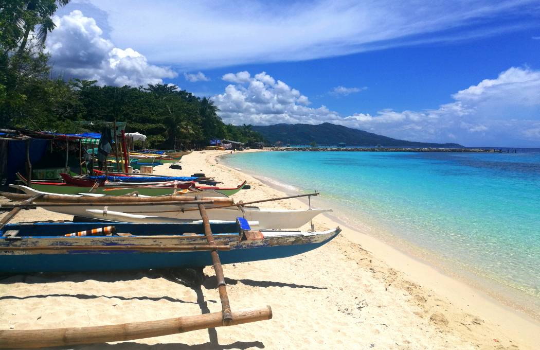 Lambug Beach Filipiny