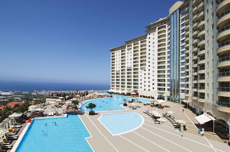 Hotel z restauracją na dachu, Aquaparkiem i kilkoma basenami 🤯☀️ W Turcji od 2 288 zł