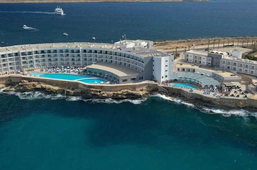 Maltański hotel na klifie. Oferta na styczeń w niskim budżecie. Od 1 682 zł/os.