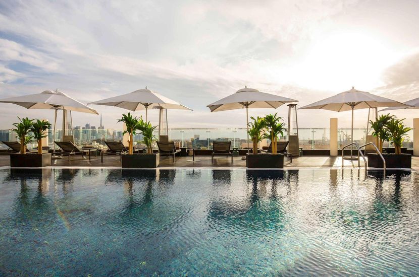 Oferta dla tych, którzy lubią upały 🌇🏖️ Dubaj w maju. Hotel z basenem na dachu