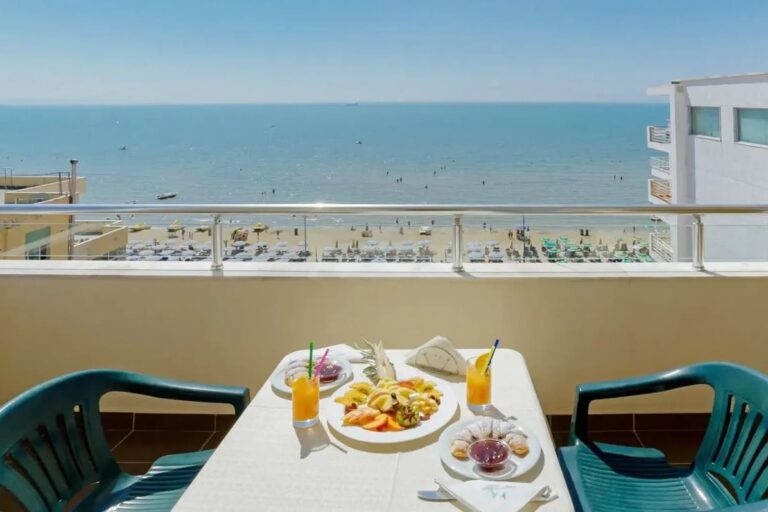 Albania pod koniec czerwca z HB. Hotel przy plaży, standard 3-gwiazdkowy. Od 1 579 zł/os.
