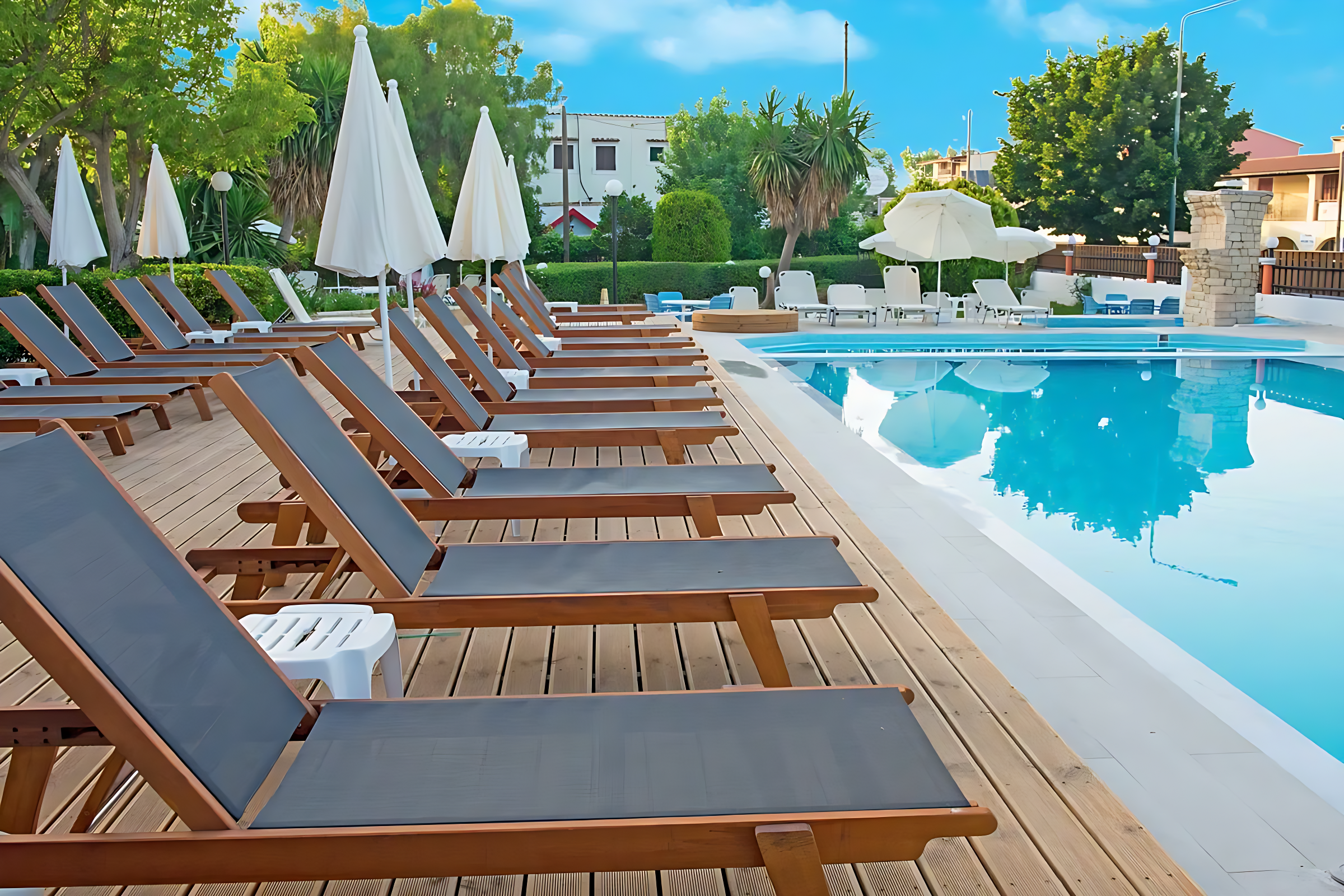 Grecja, Korfu: Silver Beach (Roda) z plażą 300 m. od hotelu pod koniec lipca z HB. Od 1 879 zł/os.