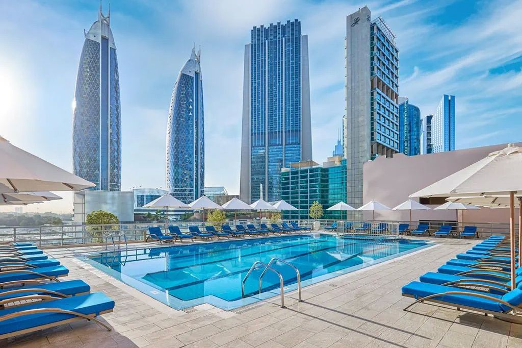 Dubaj: 4* Rose Rayhaan by Rotana od 4 586 zł/os. BB – metro obok, basen na dachu i widok na Burj Khalifa
